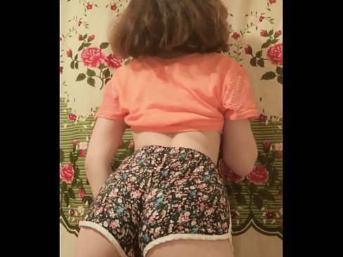 ❤️ Una ghjovana sexy si spoglia i pantaloncini davanti à a camera ️❌ Video sessu à noi ❌