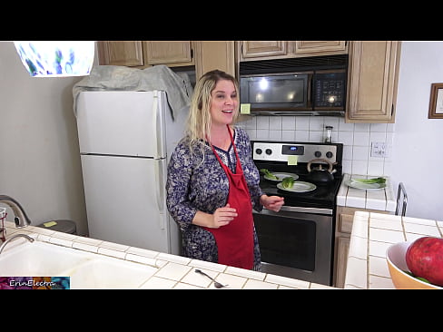 ❤️ Stepmom u munghje in cucina prima di a so data ️❌ Video sessu à noi ❌