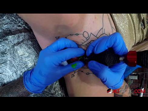 ❤️ Sully Savage, hottie estremamente tatuata, hà fattu un tatuatu nantu à u clitoris ️❌ Video sessu à noi ❌
