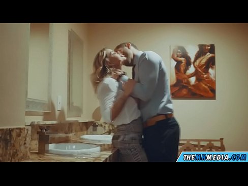 ❤️ Quandu una bionda tettona ti seduce in un bagnu publicu ️❌ Video sessu à noi ❌